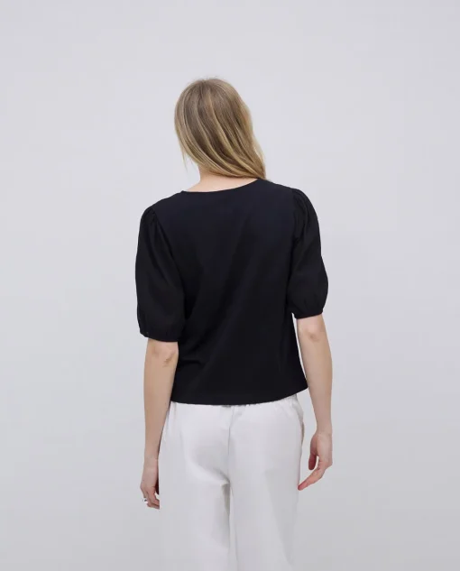 YERSE Camiseta detalle volante negro Clearance