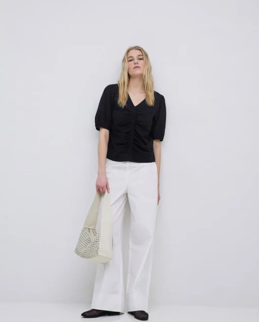 YERSE Camiseta detalle volante negro Clearance