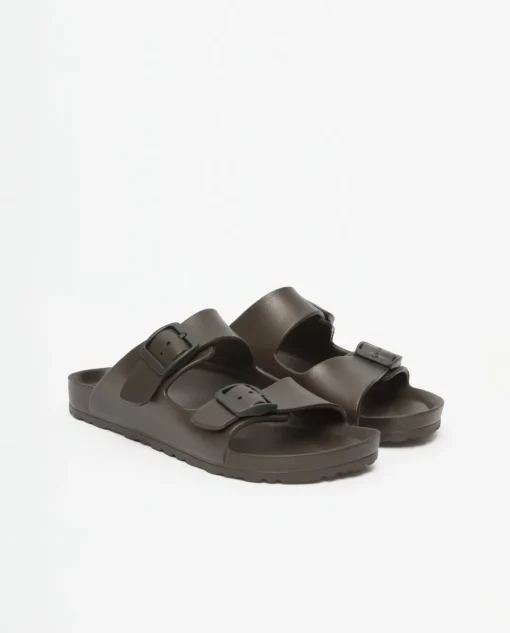 YERSE Sandalias hebillas caucho chocolate New