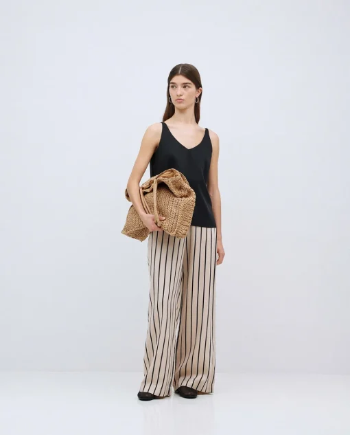 YERSE Top Tencel pico negro Discount